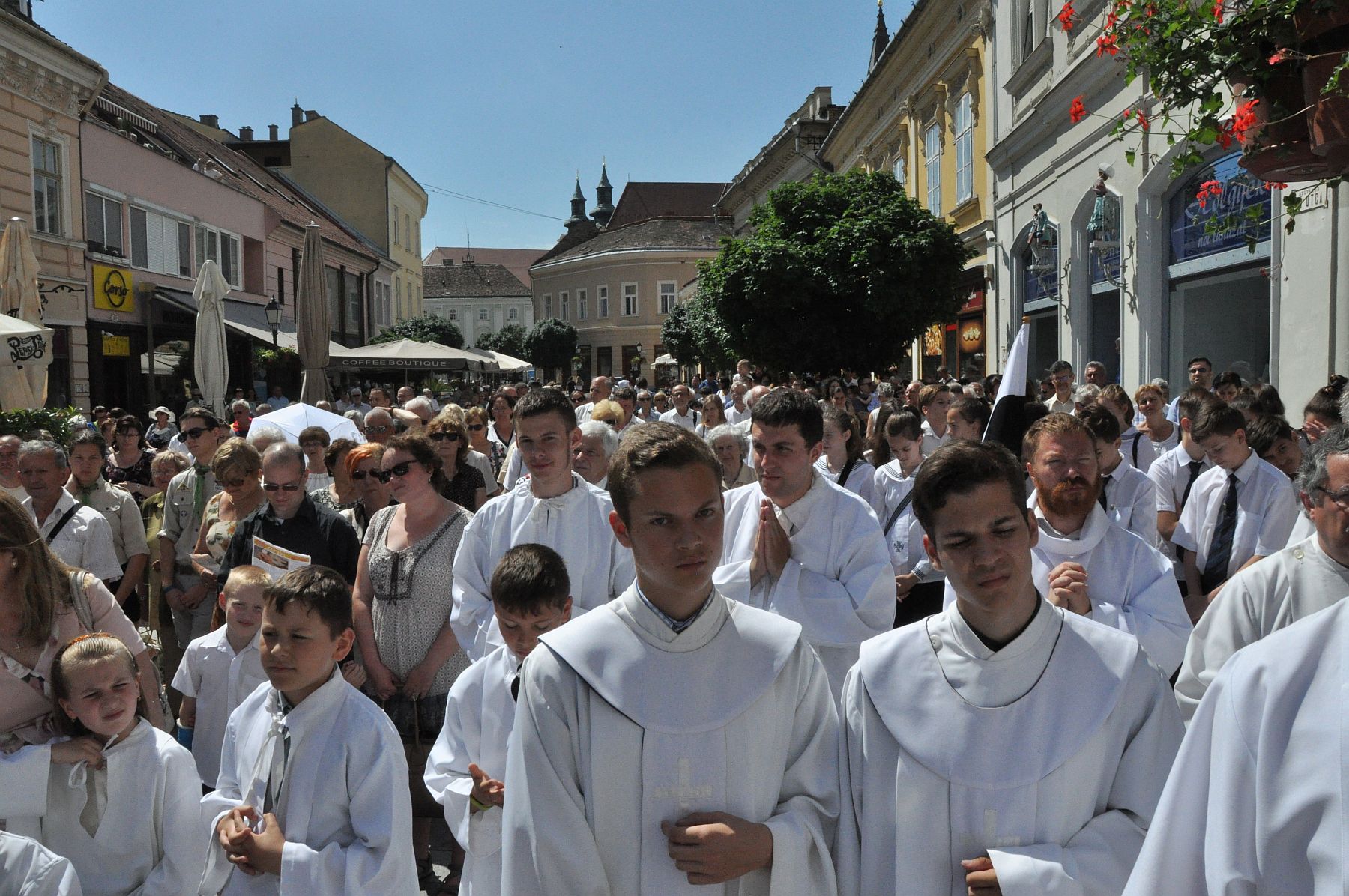 Közös úrnapi szentmise és körmenet Székesfehérváron